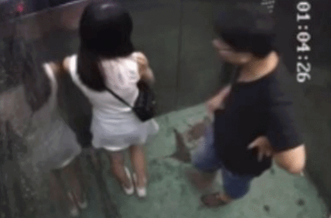 女子乘电梯回家竟遭男邻居扑倒猥亵，多次挣