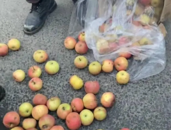 女子压坏四个苹果遭索赔百元，摊贩：其他苹