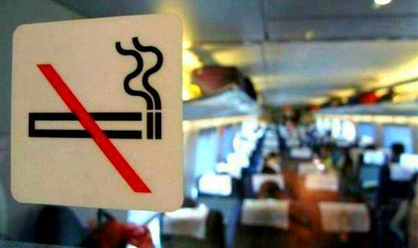 男子在高铁上犯烟瘾，躲在厕所抽烟被罚50
